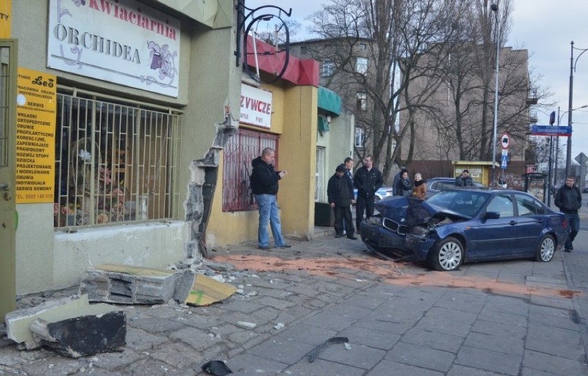 Na Limanowskiego kierowca bmw wjechał w sklep i uciekł 