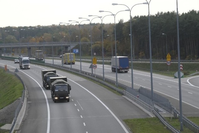 Kierowcy, który autostradą A1 jechał pod prąd zatrzymano prawo jazdy. Sąd może również ukarać kierowcę grzywną w wysokości do 30 tys. złotych