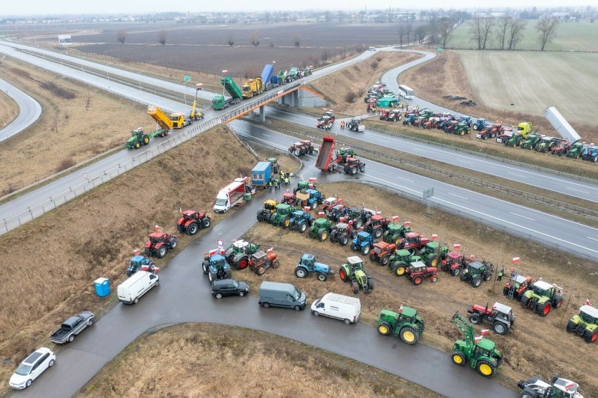 Rolnicy zaostrzają swój protest pod Nowym Dworem Gdańskim....