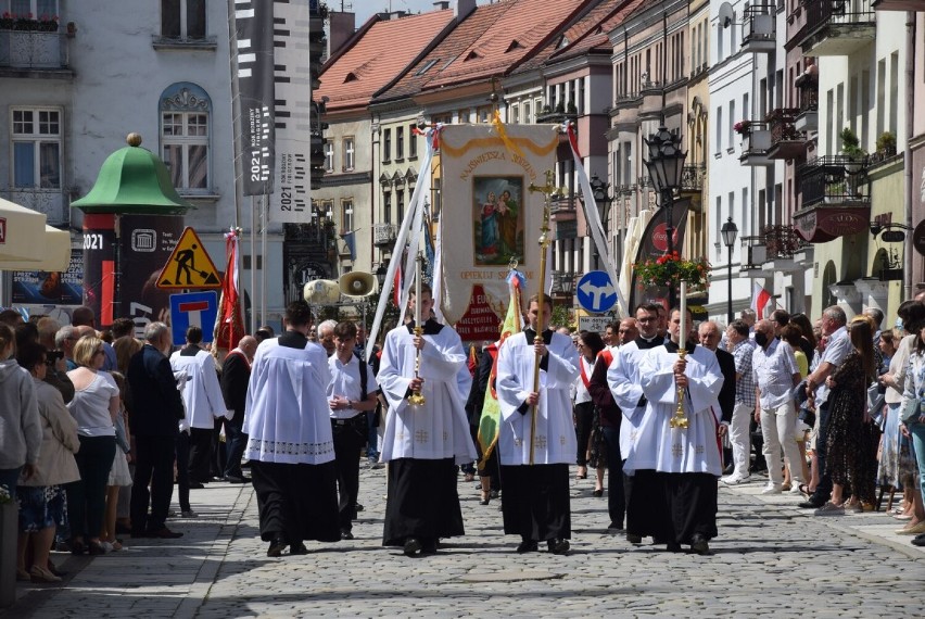 Boże Ciało w Kaliszu. Msza święta na Głównym Rynku i...