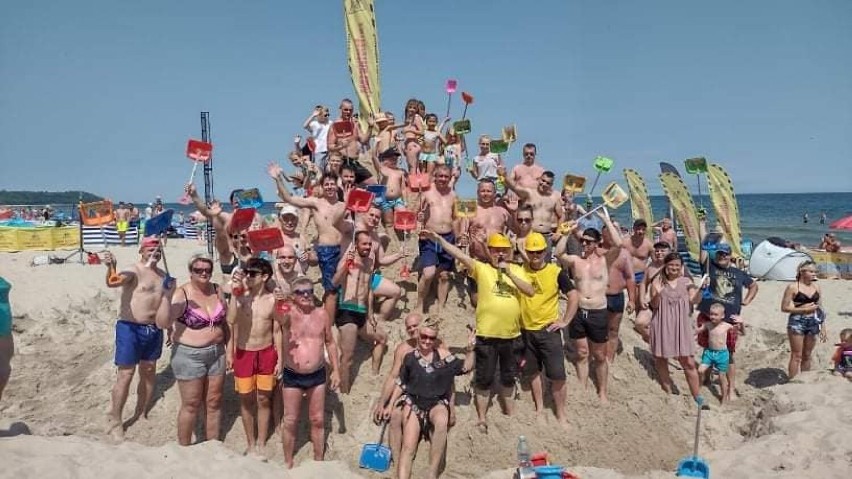 Plażowe Mistrzostwa Budowniczych (2021) w powiecie puckim. Wystartowali w Chłapowie i wynik mają świetny. Góra piasku miała 277 cm | FOTO