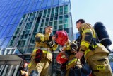 Strażacy z Wejherowa najszybsi na schodach Olivia Business Centre w Gdańsku. 34 piętra pokonali w ponad 6 minut ZDJĘCIA