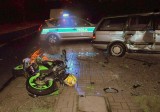 Urzędów: Zderzenie motocyklisty z passatem. 21-latek w ciężkim stanie