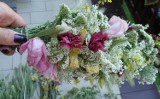 Girlanda z kwiatów - zrobisz ją sam. Zobacz, jak łatwo zrobić ozdobę z letnich kwiatów, które zbierzesz na łące lub w ogrodzie