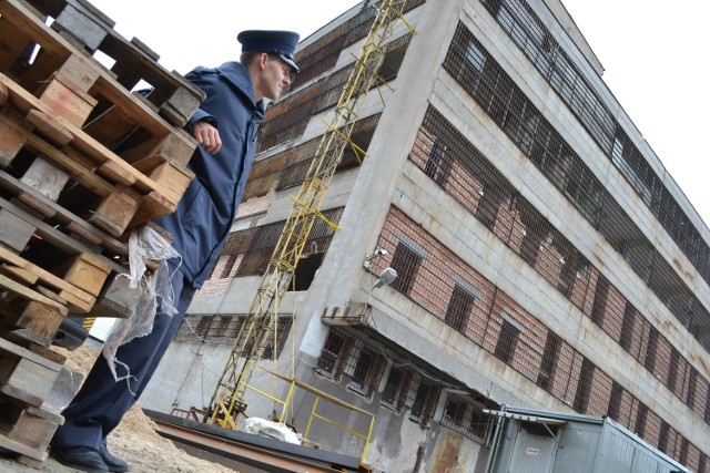 - To bardzo duży budynek z sześcioma kondygnacjami - pokazuje ppor. Karol Krakowiak