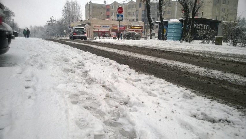 Atak zimy w Śląskim. Drogi zakorkowane, liczne kolizje, opóźnione pociągi i autobusy [ZDJĘCIA]