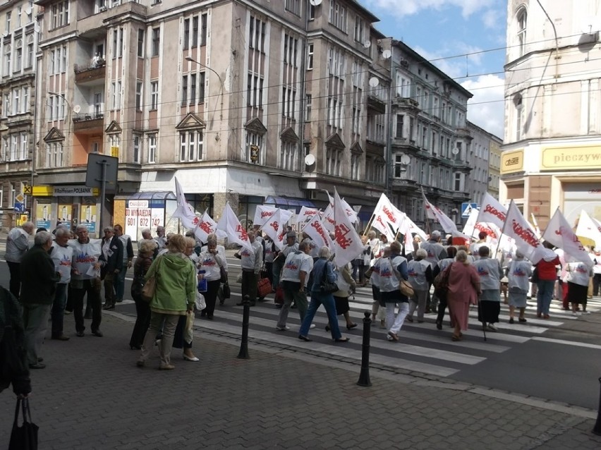 Emeryci i renciści blokowali ul. Piłsudskiego (ZDJĘCIA)