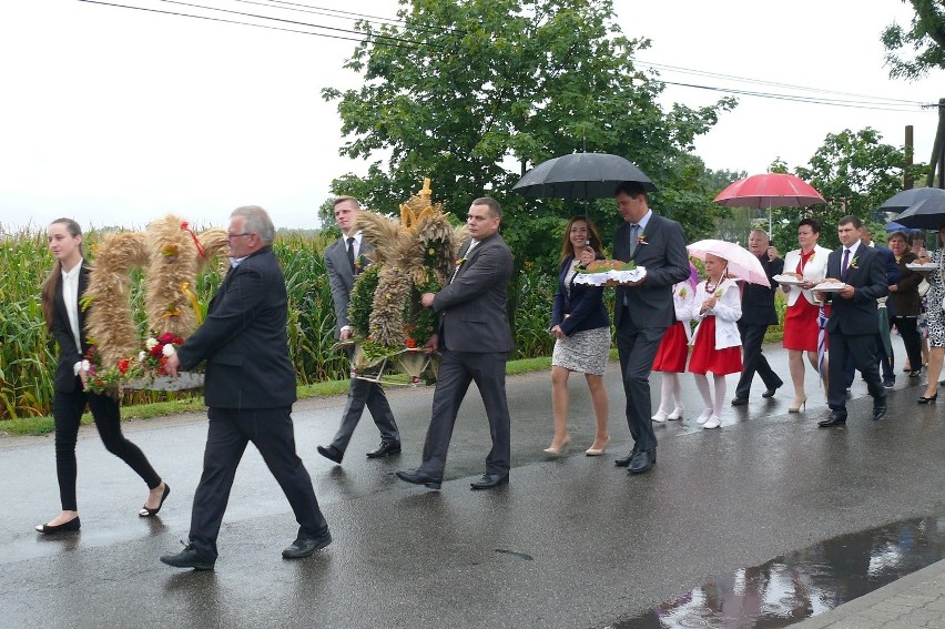 Święto plonów rozpoczęła msza św. w kościele parafialnym....