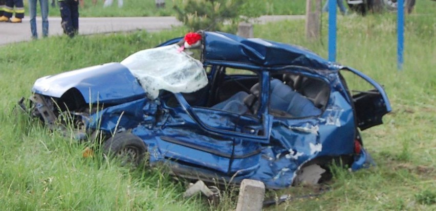 Wypadek w Rosochach. 2 osoby zginęły w wypadku samochodowym w gminie Linia [ZDJĘCIA]
