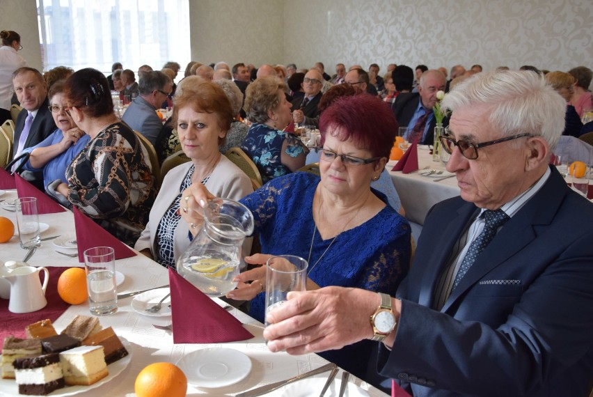 KROTOSZYN: Seniorzy z 12 kół PZREiI świętowali Światowy Dzień Inwalidów i Osób Niepełnosprawnych w restauracji Cristal [GALERIA]