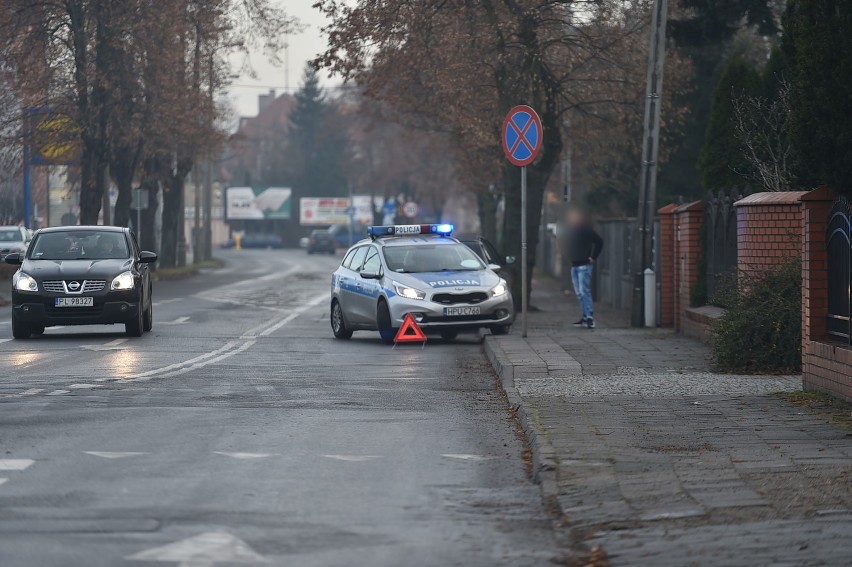 Leszno. Wpadł w poślizg i uderzył w latarnię. Opony w aucie  miały 13 lat [ZDJĘCIA]