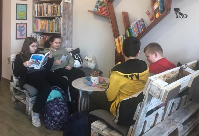 Biblioteka Szkoły Podstawowej numer 2 w Jędrzejowie przeszła kapitalny remont. Wzbogaciła się także w 2 tysiące książek.