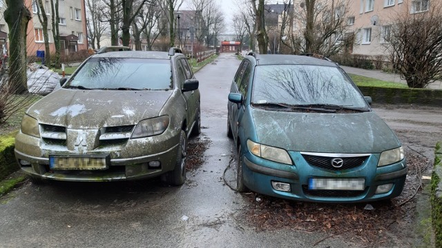 Mitsubishi i mazda od dawna niszczeją i blokują miejsca na parkingu przy ul. Piłsudskiego 1E.