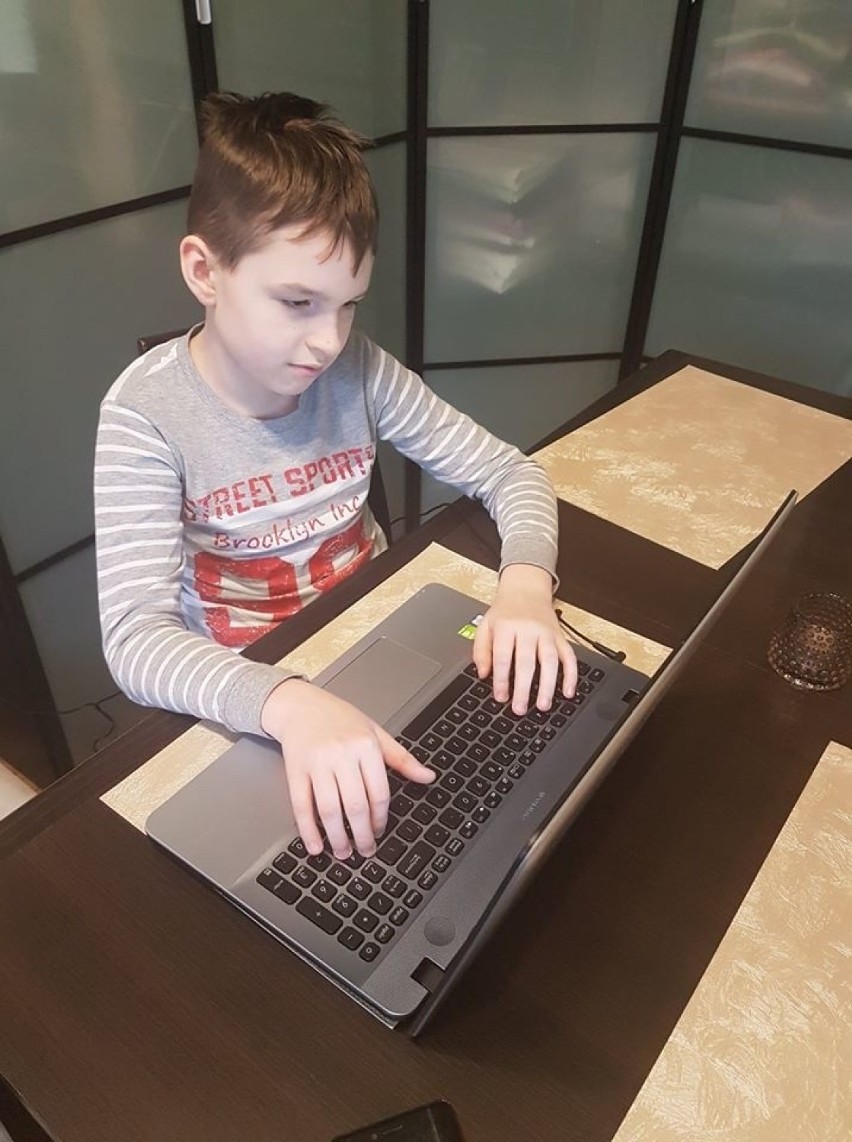 Kulisy nauki online w Pabianicach. Tak dzieci z "jedynki" uczą się zdalnie ZDJĘCIA