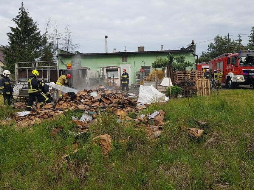 Pożar kartonów i worków na terenie piekarni w Rogoźnie [ZDJĘCIA]