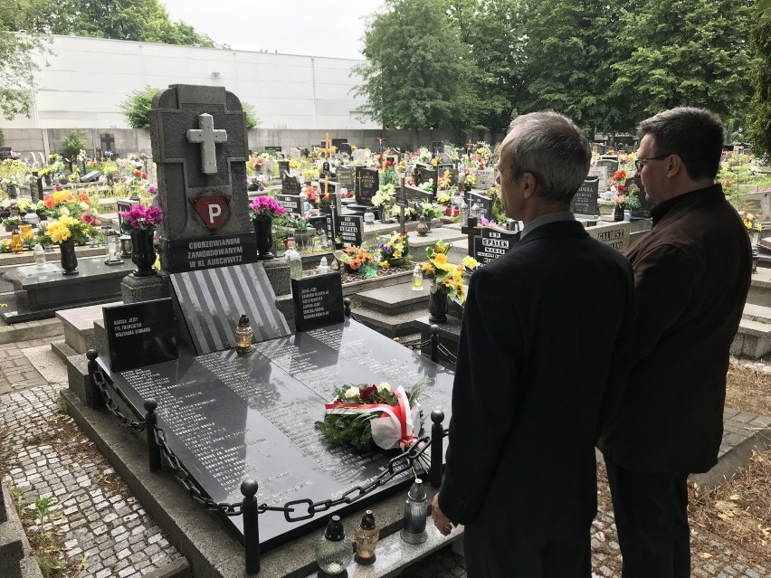 Urzędnicy z Chorzowa złożyli kwiaty na cmentarzu w Chorzowie Batorym. W ten sposób oddali hołd ofiarom obozów koncentracyjnych