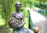 Leśmianowska „Dziewczyna” usiadła w zamojskim Parku Miejskim. Ludzie czytają tam wiersze całymi rodzinami 