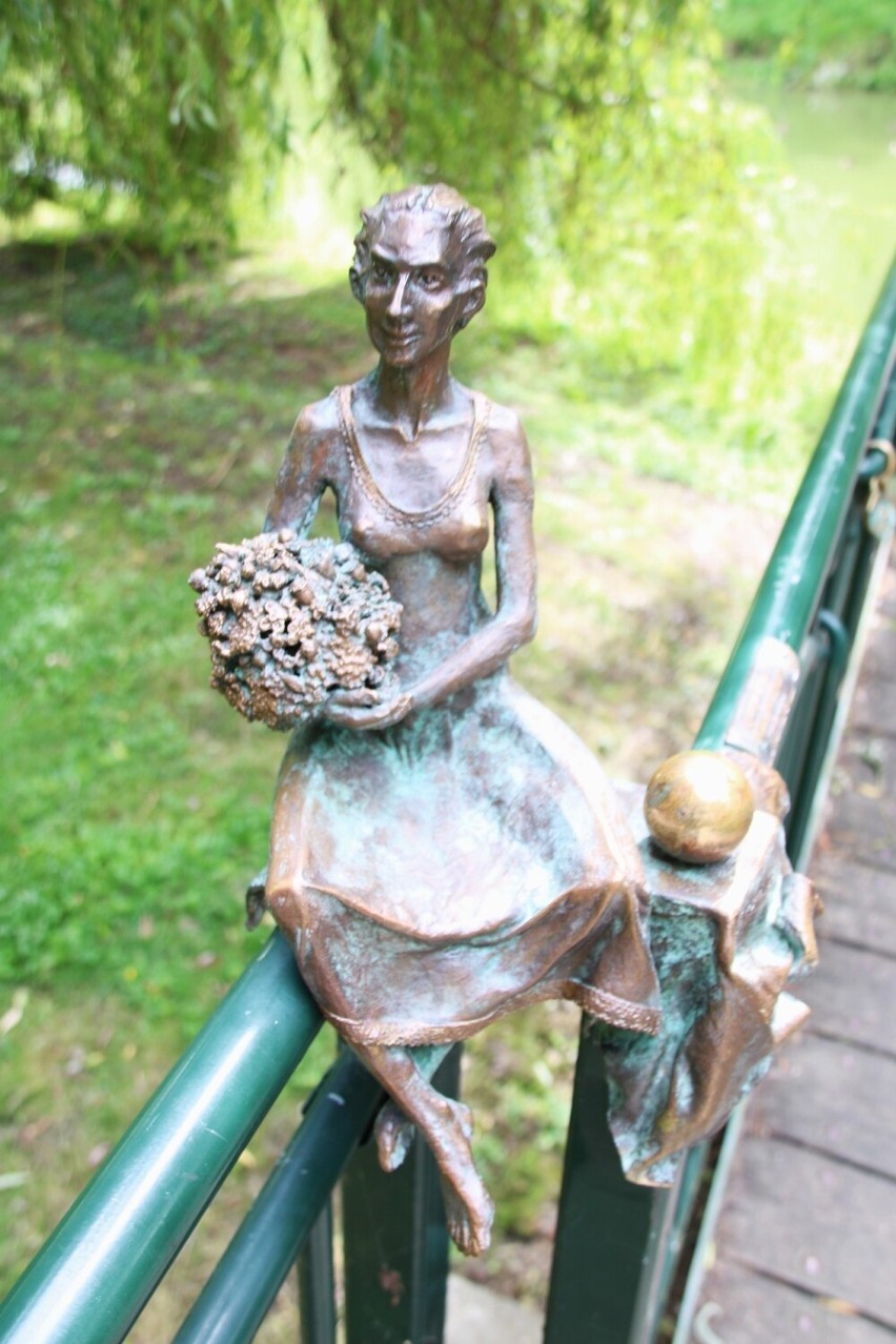 Rzeźbę wykonał Bartłomiej Sęczawa
