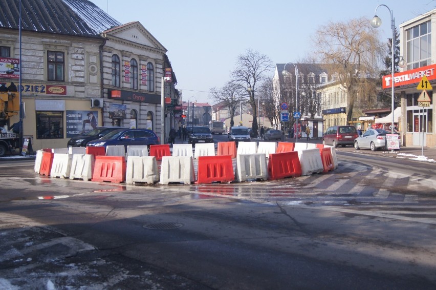 Radomsko: Nadchodzi drogowy armagedon - budowa ronda na Brzeźnickiej. Samochód lepiej zostawić w garażu 