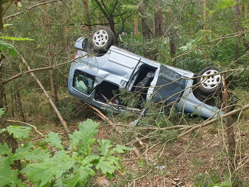 Wypadek na DW 742 w powiecie piotrkowskim. Auto dachowało, jedna osoba zabrana przez LPR - ZDJĘCIA