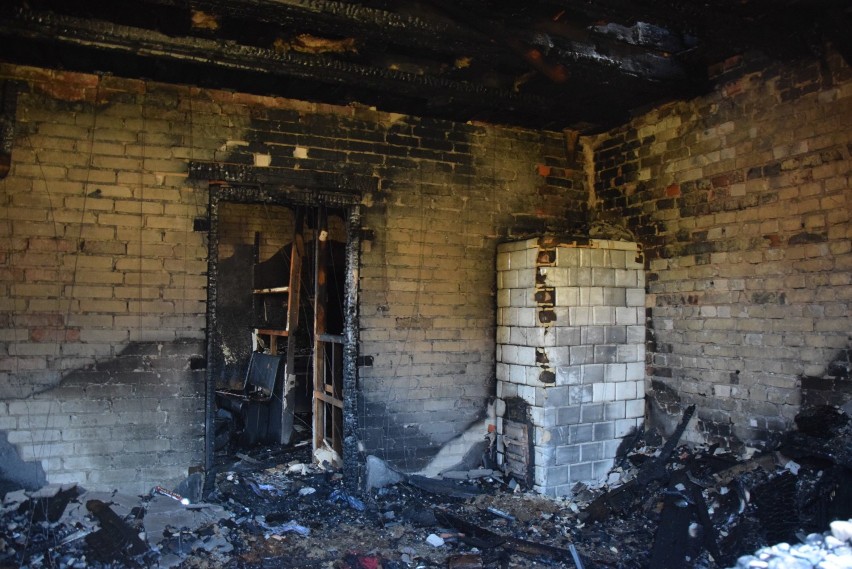 Pożar domu w Białej w gminie Miastko. Mężczyzna trafił do szpitala (FOTO)