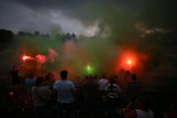 Szombierki Bytom - Ruch Chorzów (1:1) z okazji stulecia Zielonych. Pirotechnika i gorący doping bytomskich fanów