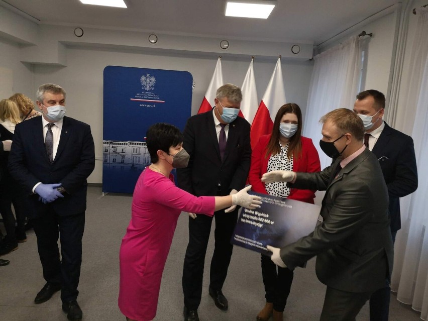 Samorządowcy z Rypina i powiatu odebrali promesy na inwestycje w ramach Polskiego Ładu