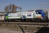 Urząd Transportu Kolejowego dba o bezpieczeństwo najmłodszych na kolei. Dziś w trasę wyrusza lokomotywa w barwach Kampanii Kolejowe ABC II 