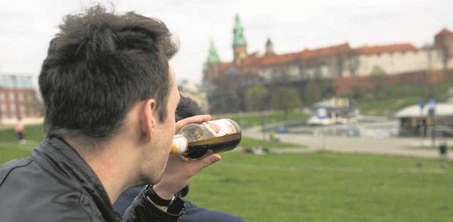 Obecnie spożywanie alkoholu na bulwarach jest zakazane. Rozpoczyna się dyskusja o dopuszczeniu picia piwa albo wina nad Wisłą