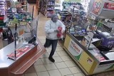Bielsk Podlaski. Policja szuka sprawcy kradzieży w sklepie spożywczym. Poznajesz złodzieja?