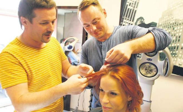 Dwaj fryzjerzy ze szczecińskiego salonu Yes dostali się do ...