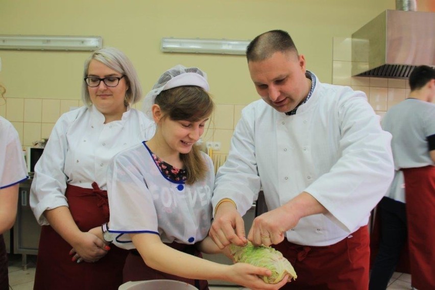 Gotowanie w Mokrzeszowie. Uczniowie uczyli pichcić VIP-y (ZDJĘCIA)