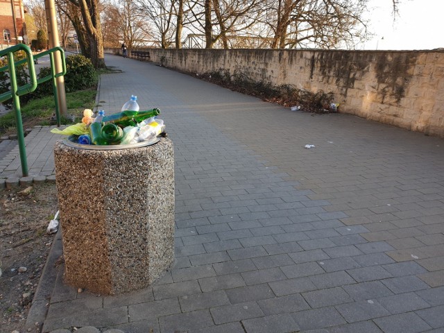 Śmieci wysypują się z kubłów na Bulwarze Nadodrzańskim w Opolu.