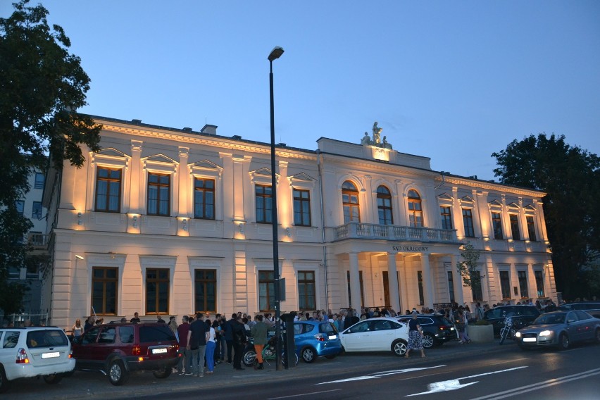 Łańcuch światła w Lublinie. Kilkaset osób przed budynkiem sądu (ZDJĘCIA)