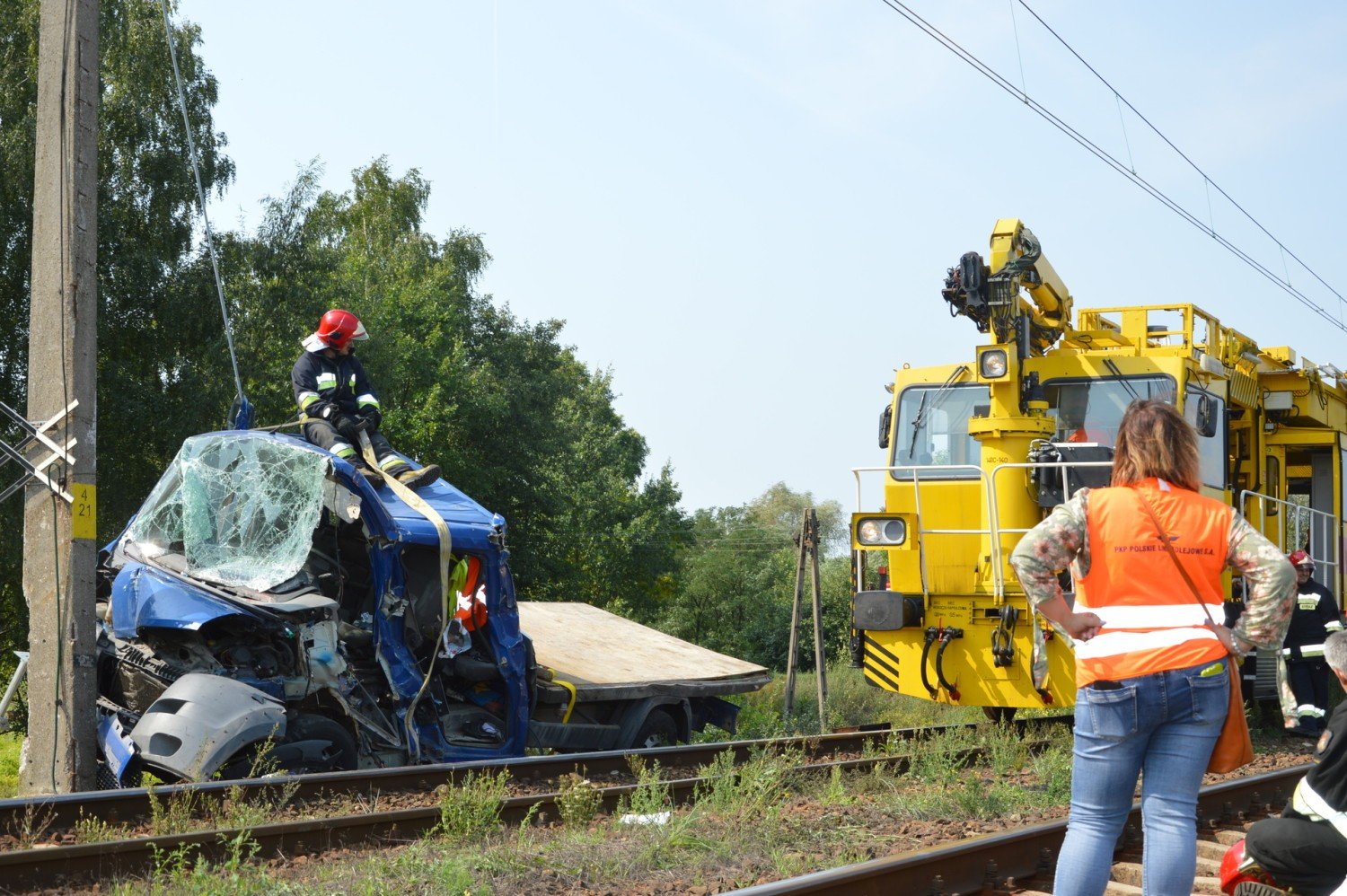 Wypadek na przejeździe kolejowym w Miedniewicach. Samochód