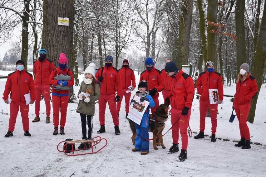 Ratownicy medyczni i wodni przypominali dzieciom i osobom bezdomnym o bezpiecznych zachowaniach zimą