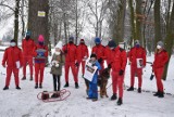 Pleszew. Ratownicy medyczni i wodni przypominali dzieciom oraz osobom bezdomnym o zasadach bezpiecznych zachowań w okresie zimowym