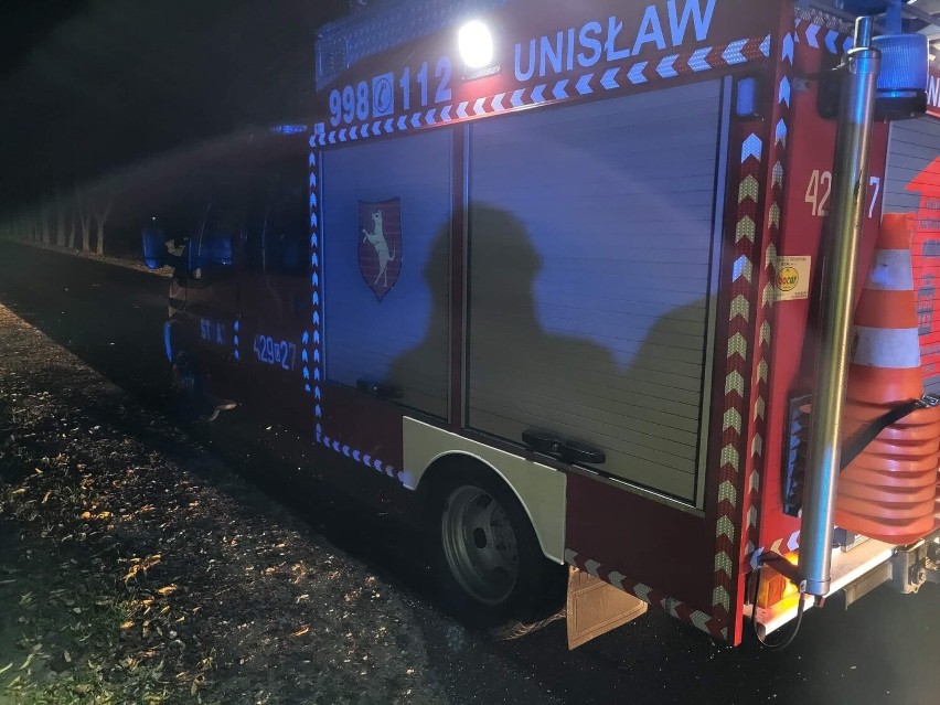 Wypadek w gminie Unisław. Audi wjechało w drzewo
