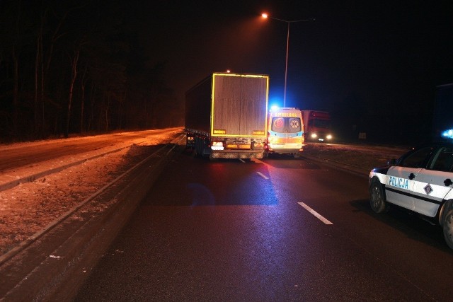 Jak wynika z wstępnych ustaleń na miejscu zdarzenia 33-letni mieszkaniec  Włocławka, z nieustalonych do chwili obecnej przyczyn wbiegł pod jadący w kierunku Torunia samochód ciężarowy renault.  

W wyniku odniesionych obrażeń 33-letni pieszy poniósł śmierć na miejscu. 

33-letni kierowca samochodu ciężarowego w chwili zdarzenia był trzeźwy.   

Policjanci pod nadzorem prokuratora wyjaśniają okoliczności tego tragicznego wypadku drogowego, który wydarzył się na Toruńskiej we Włocławku.