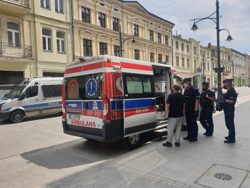 Ekipa pogotowia ratunkowego w środę po południu opatrywała...