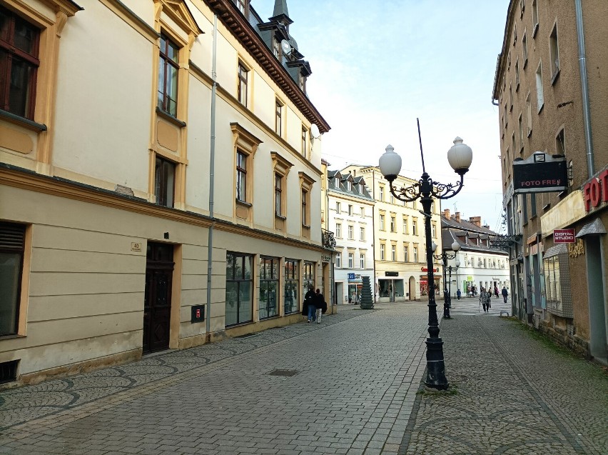 Zobaczcie, jak teraz wygląda plac Piastowski. To reprezentacyjna ulica Cieplic (Zdjęcia)