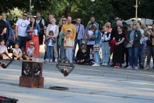 Podczas Międzynarodowego Festiwalu Artystów Ulicznych i Precyzji publiczność oglądała między innymi popisy a ogniem.