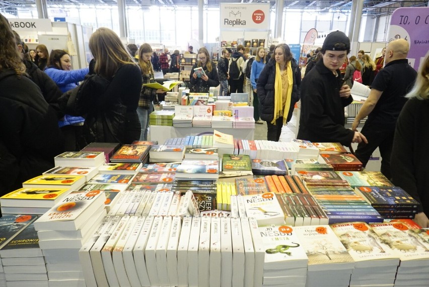 Wystawcy proponują szeroki wachlarz gatunków literackich,...