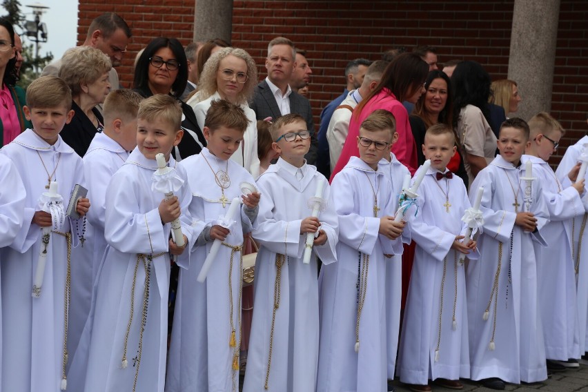 Dzieci z parafii Świętego Józefa Opiekuna Kościoła z Wolsztyna przystąpiły do I Komunii Św. 