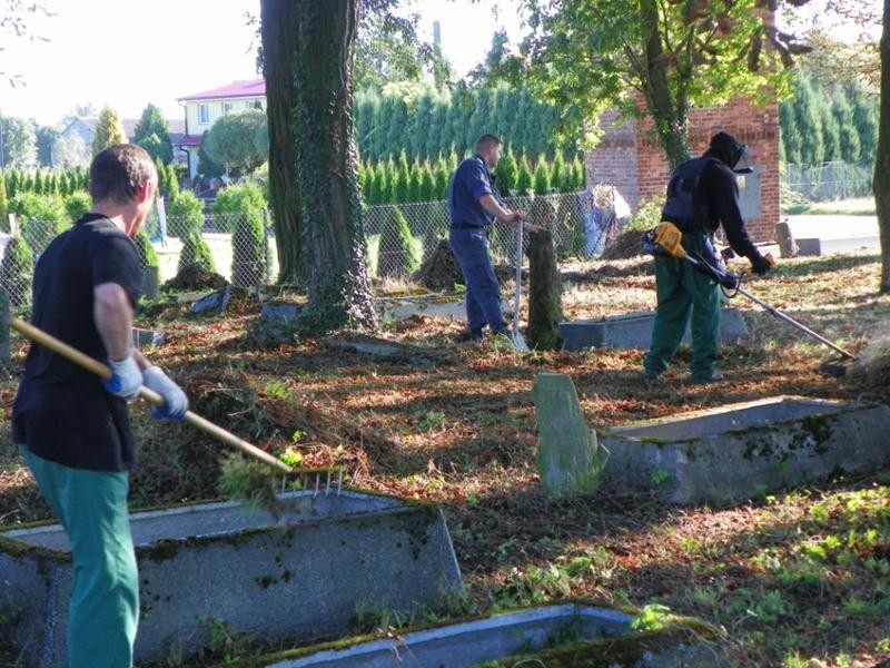 Zakłady Karny Kwidzyn: Osadzeni posprzątali cmentarz w Kaniczkach [ZDJĘCIA]