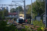 Uciekający przed policją kierowca mazdy zablokował ruch pociągów na trasie Bielsko-Biała - Zwardoń [ZDJĘCIA]