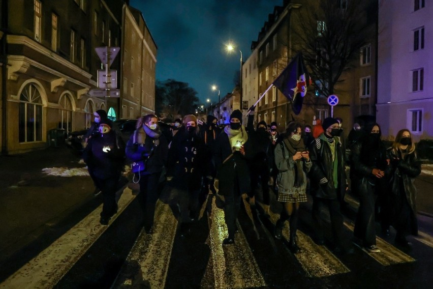 Protest w sprawie aborcji w Gdańsku 4.02.2021.„Pewnego czwartku polski Trybunał chciał przejąć moje ciało..”. Złożenie zniczy pod biurem PiS