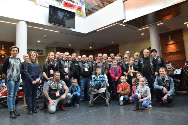 Członkowie klubu motocyklowego Oldtimers Krotoszyn z 10-letnim Filipem i jego rodzicami pozowali do zdjęcia w holu Galerii Krotoszyńskiej