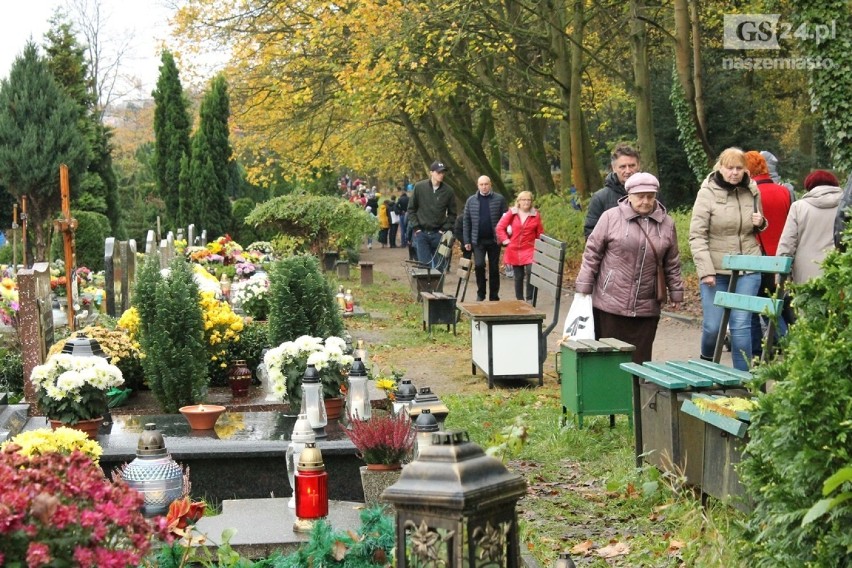 Szczecinianie odwiedzają groby bliskich. Wszystkich Świętych na Cmentarzu Centralnym