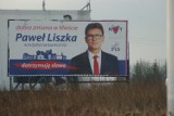 Nowy Targ: W mieście dalej wiszą plakaty wyborcze. Szybko nie znikną...